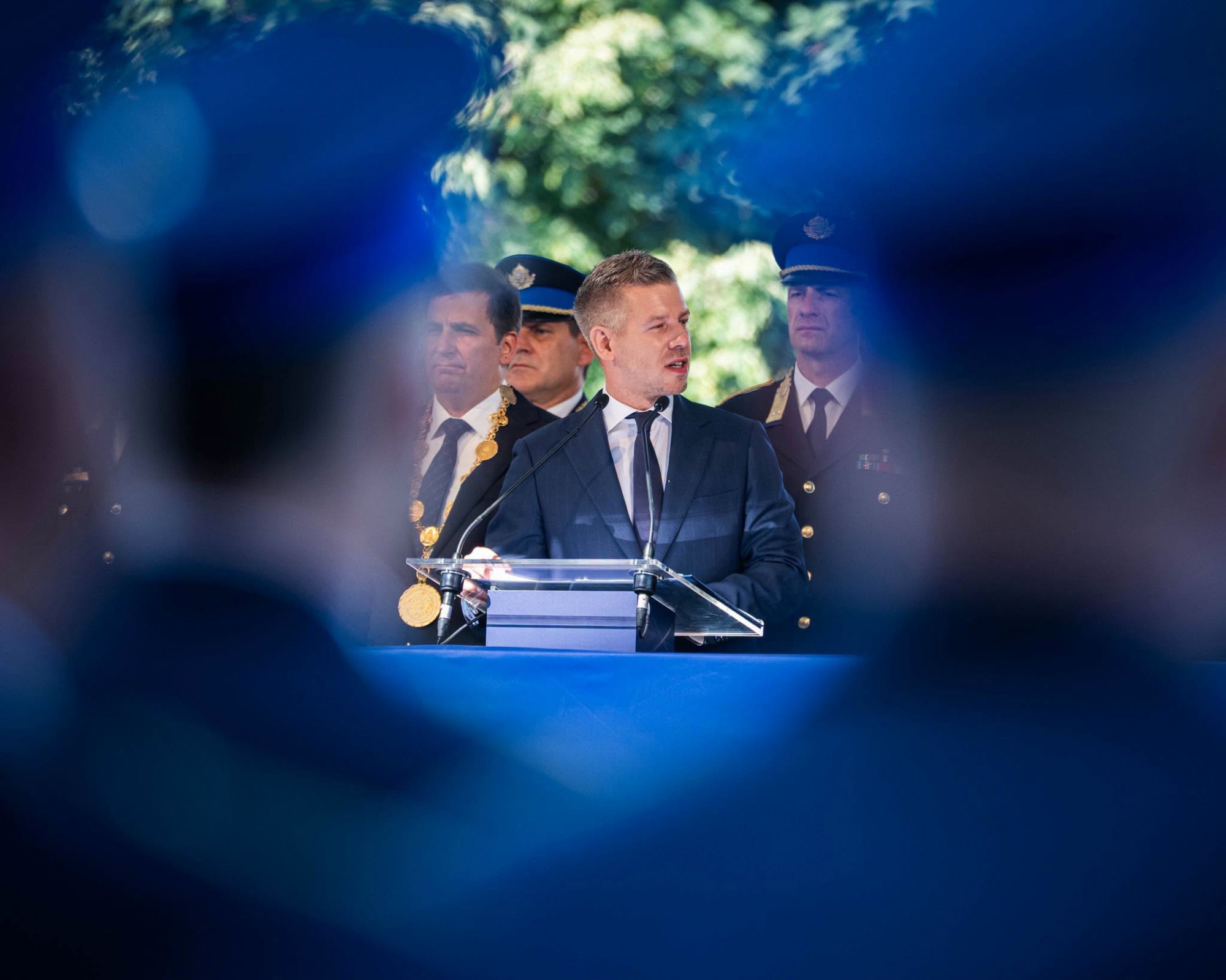 Legyen bátorságuk felszólalni, ha törvénytelenséget látnak – biztatta a frissen avatott tiszteket Magyar Péter