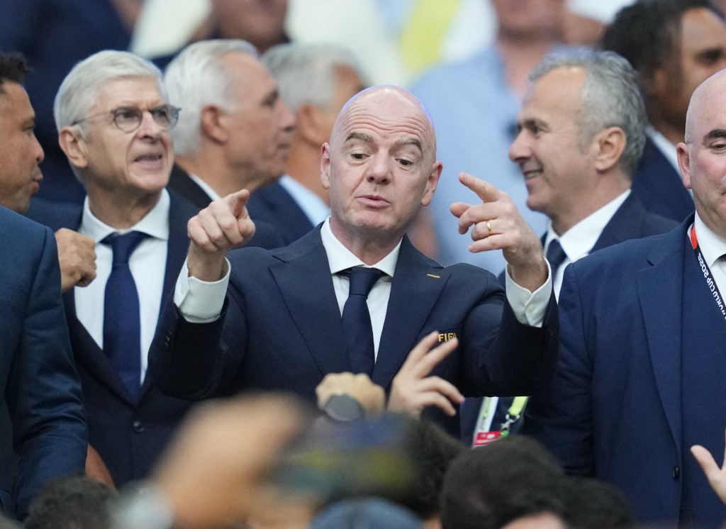 A FIFA elnöke úgy röpköd a meccsek között, hogy azt még Taylor Swift is megirigyelhetné