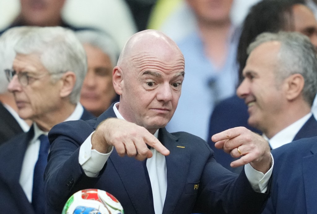 A FIFA elnöke úgy röpköd a meccsek között, hogy azt még Taylor Swift is megirigyelhetné