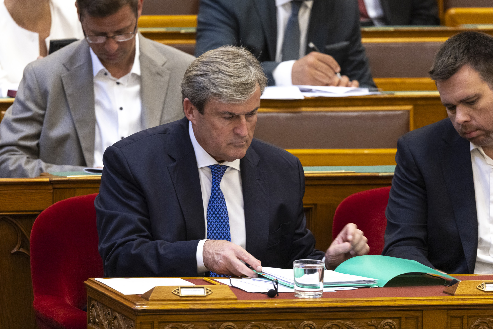 Kapitány István egyszerre két pozíciótól fosztotta meg az EXIM vezérét