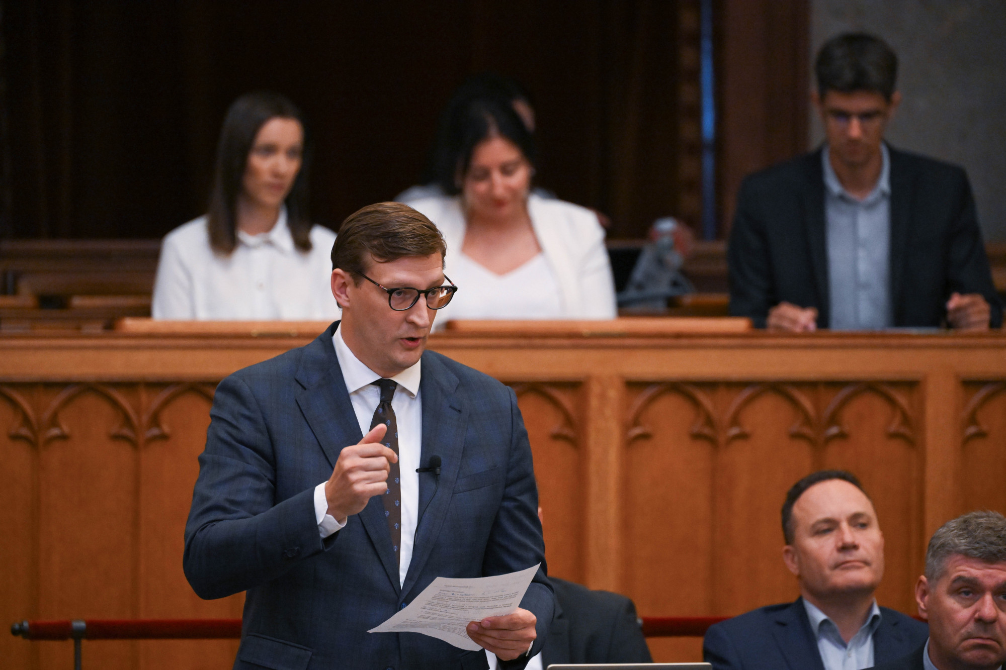 „Tróger úr” - Magyar Péter így szólt vissza Panyi Miklósnak, aki a minisztériumi kirúgásokról és a gyermekotthonból megszökött fiúról kérdezte
