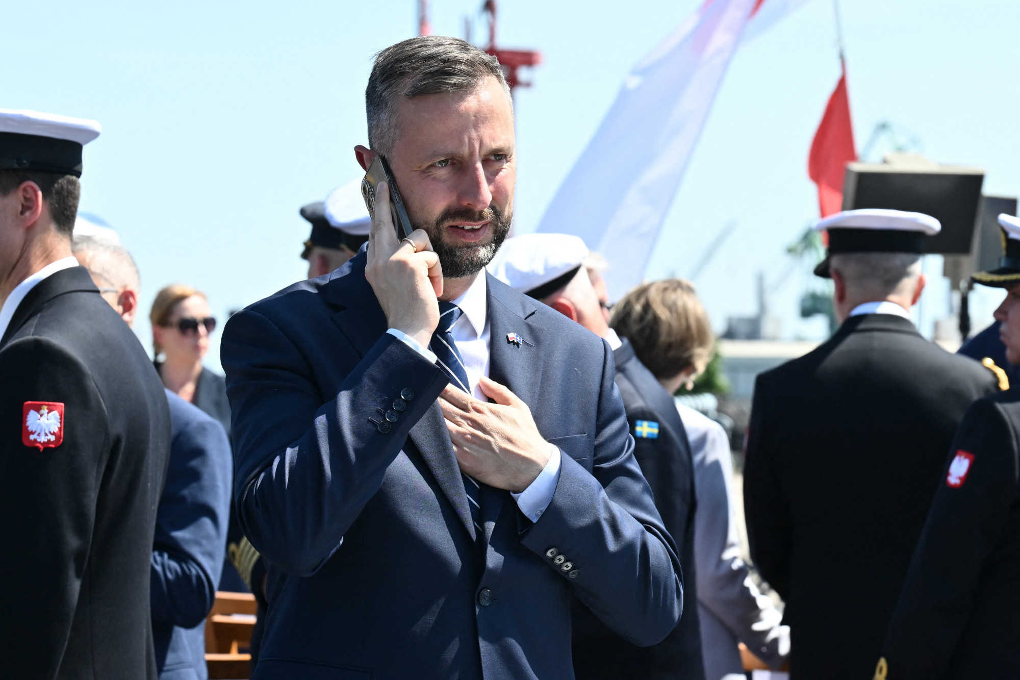 A lengyel védelmi miniszter blokkolná Ukrajna uniós csatlakozását egy történelmi vita miatt