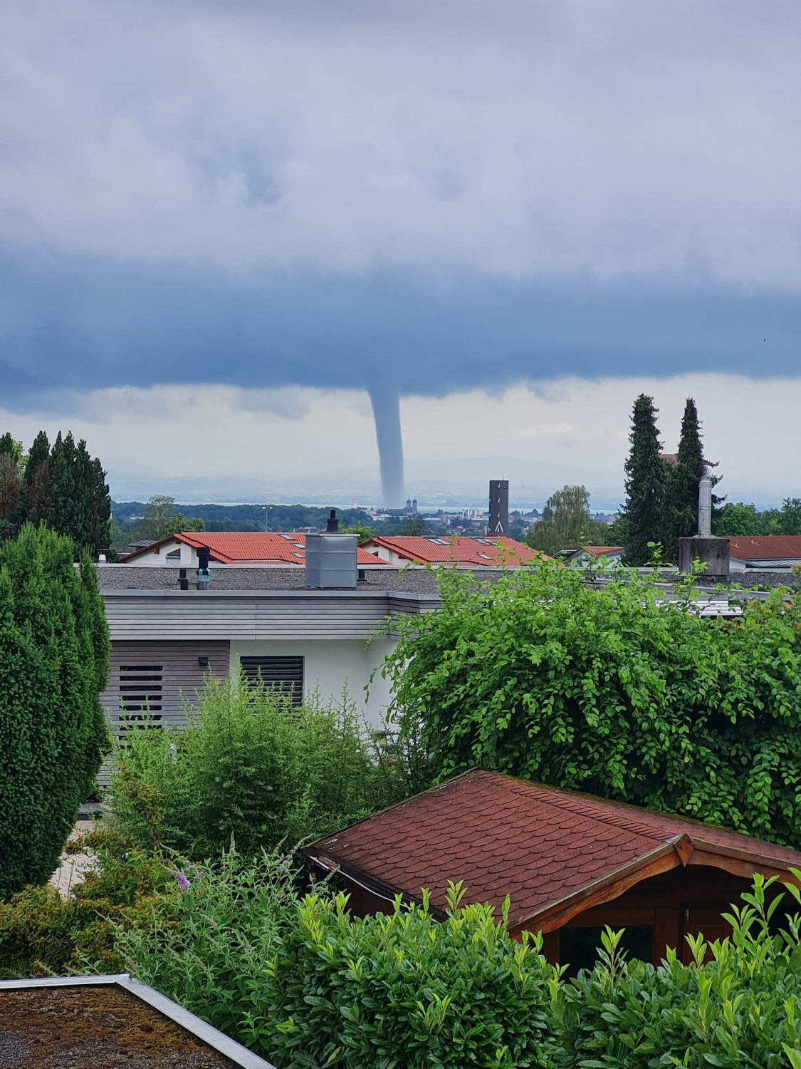 Ez itt egy gigantikus vízi tornádó, ami húsz percen át pörgött a Bodeni-tó fölött