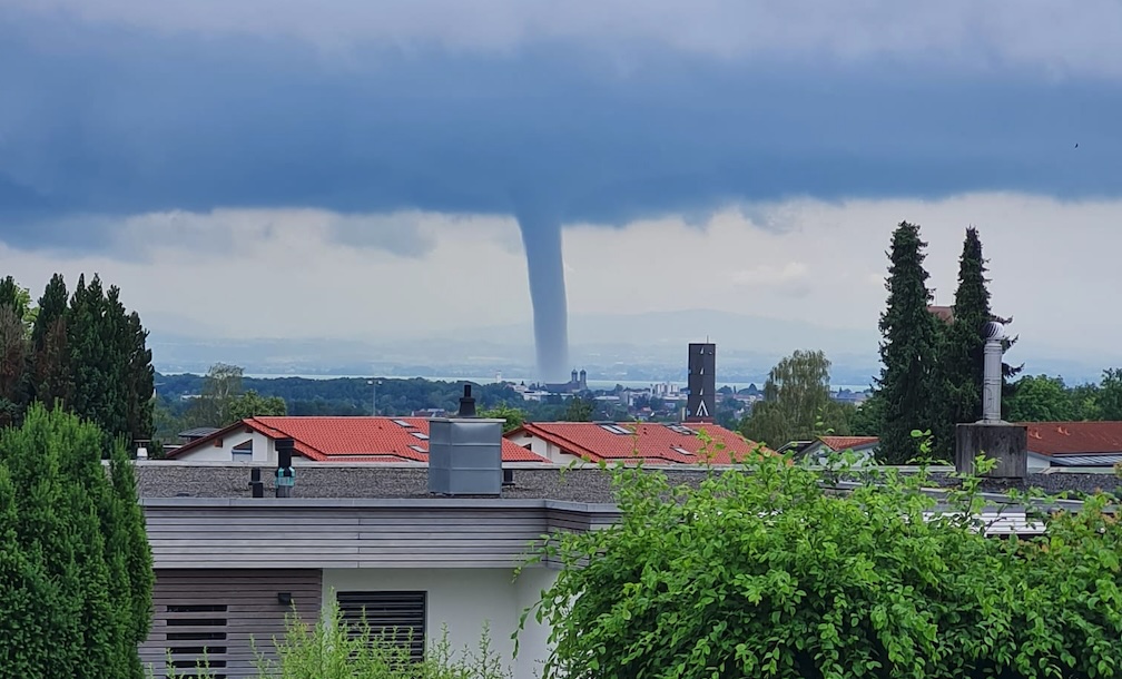 Ez itt egy gigantikus vízi tornádó, ami húsz percen át pörgött a Bodeni-tó fölött