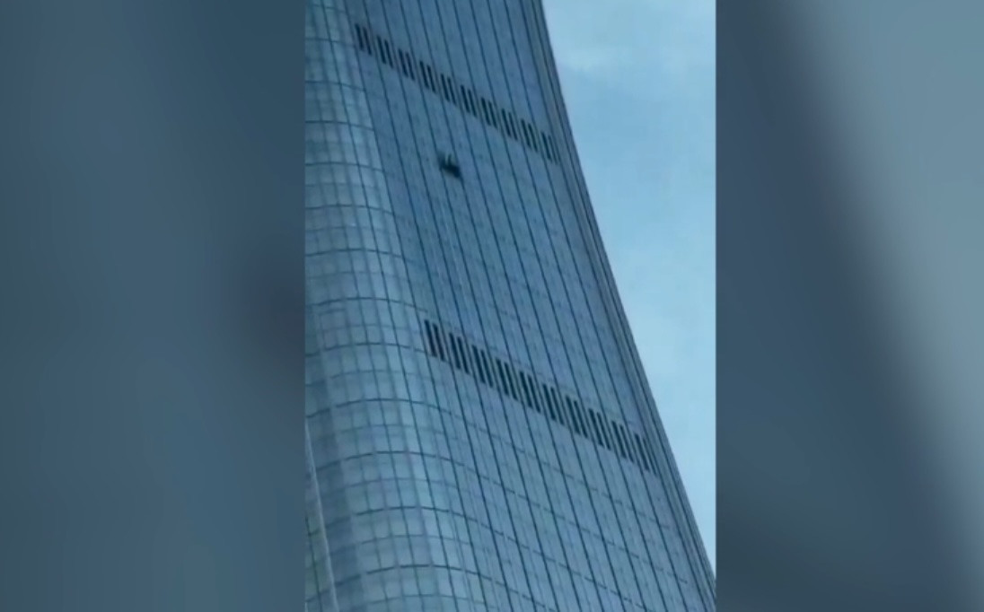 Tragikus baleset Pekingben: Kisrepülő ütközött a CITIC Towerrel személyes okok miatt