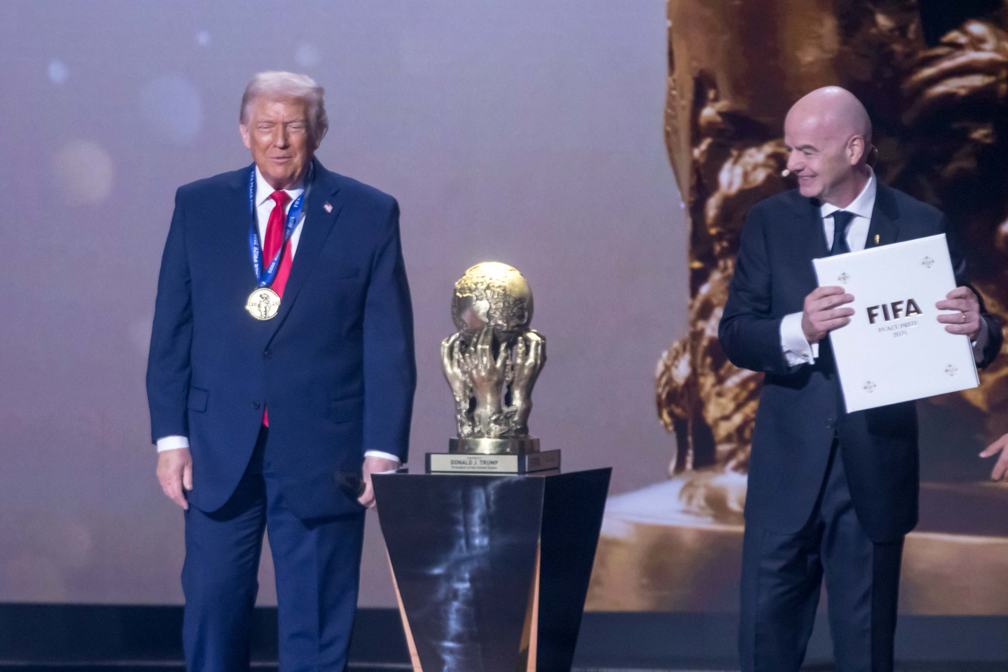 Európai parlamenti képviselők etikai vizsgálatot követelnek Gianni Infantino FIFA-elnökkel szemben a Trump-kitüntetés miatt
