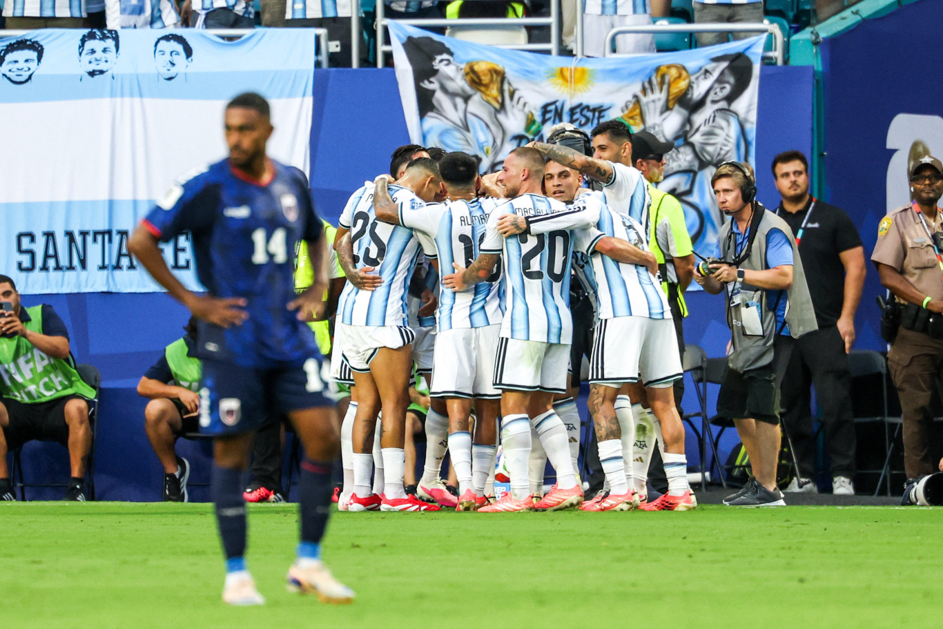 A világbajnok Argentína majdnem leégett, csak egy 111. perces öngóllal jutott tovább a Zöld-foki-szigetek ellen