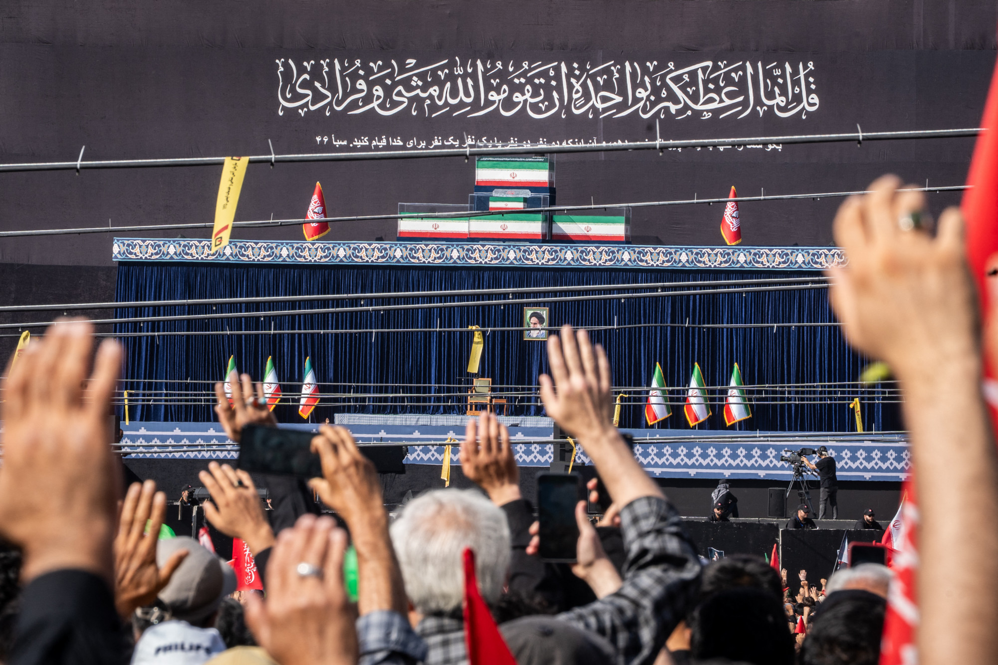 Ezrek éjszakáztak a teheráni mecset előtt, hogy az elsők között mehessenek Hamenei koporsójához