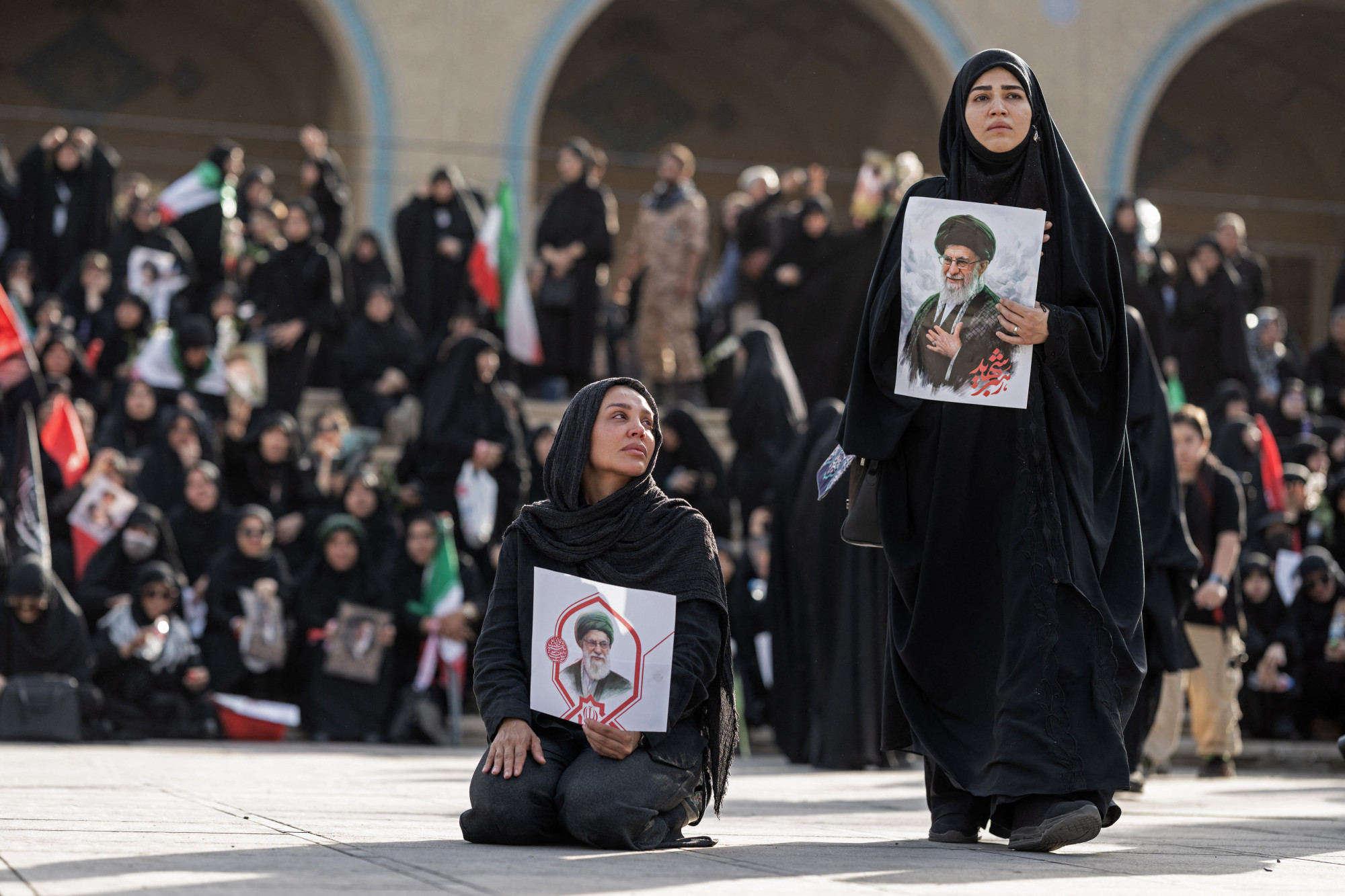 Ezrek éjszakáztak a teheráni mecset előtt, hogy az elsők között mehessenek Hamenei koporsójához