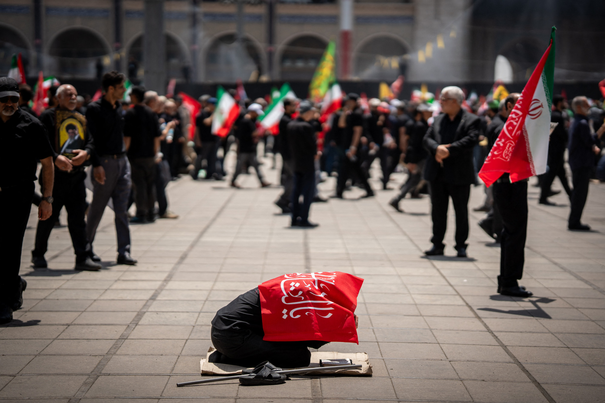 Ezrek éjszakáztak a teheráni mecset előtt, hogy az elsők között mehessenek Hamenei koporsójához
