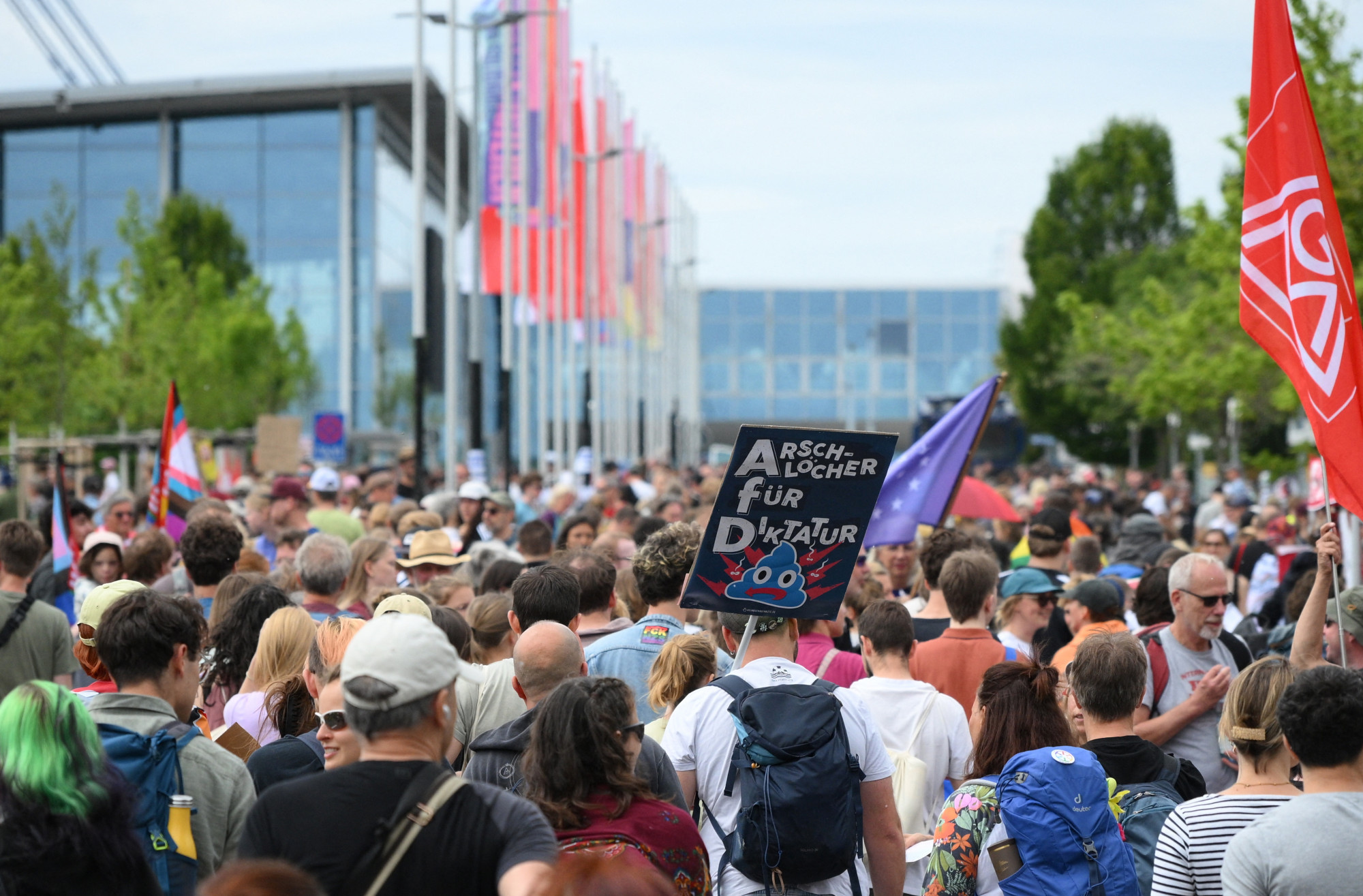 Tízezrek tüntettek az AfD ellen a szélsőjobbos német párt éves kongresszusához vezető utaknál