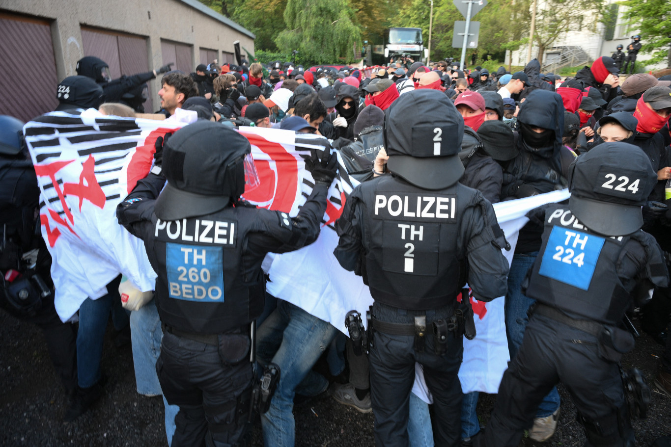 Tüntetések és összecsapások az AfD kongresszusa előtt Erfurtban