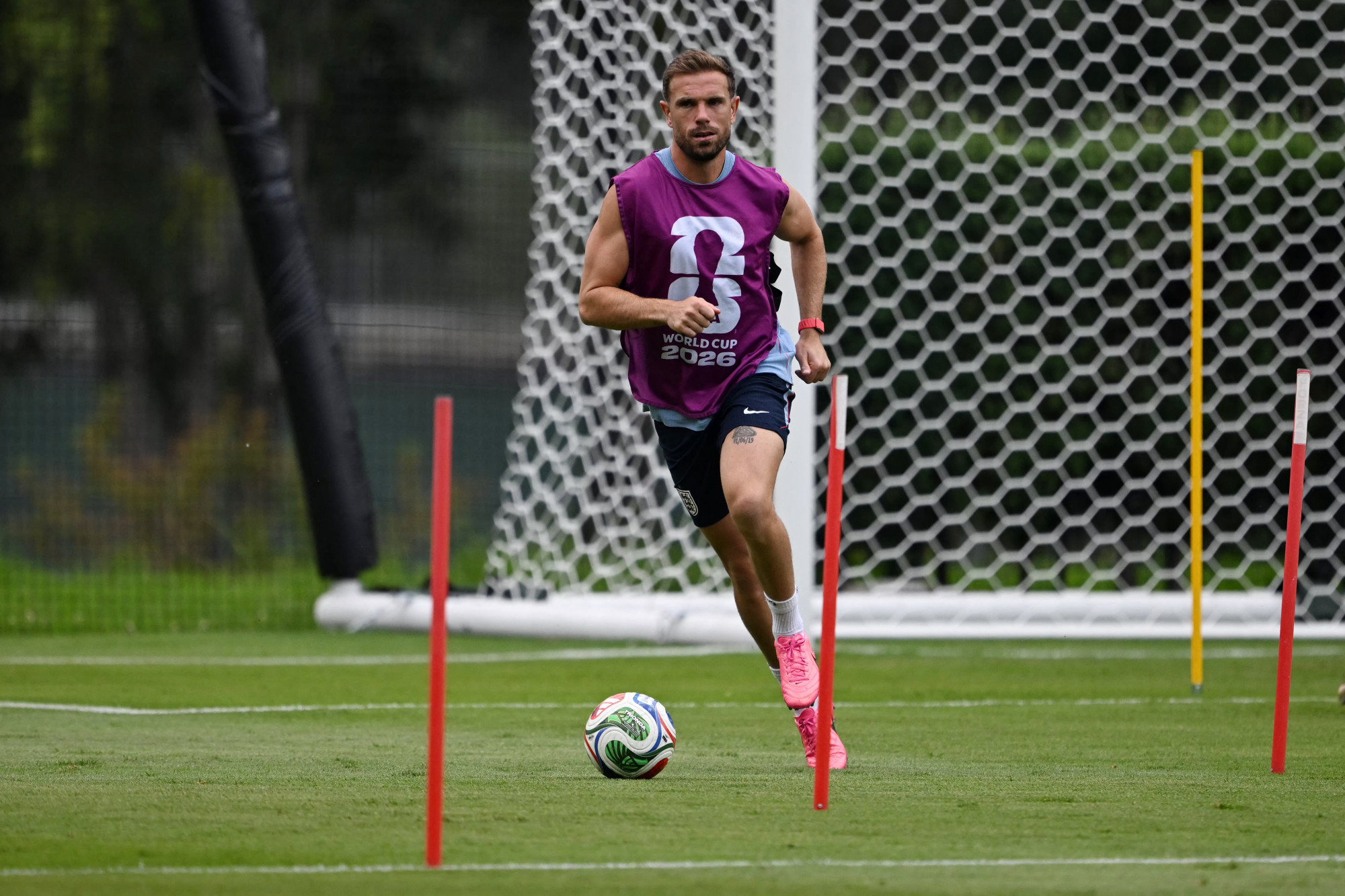 Sárga lapot kapott és súlyosan megsérült Jordan Henderson Mexikó ellen, pedig egy percet se játszott