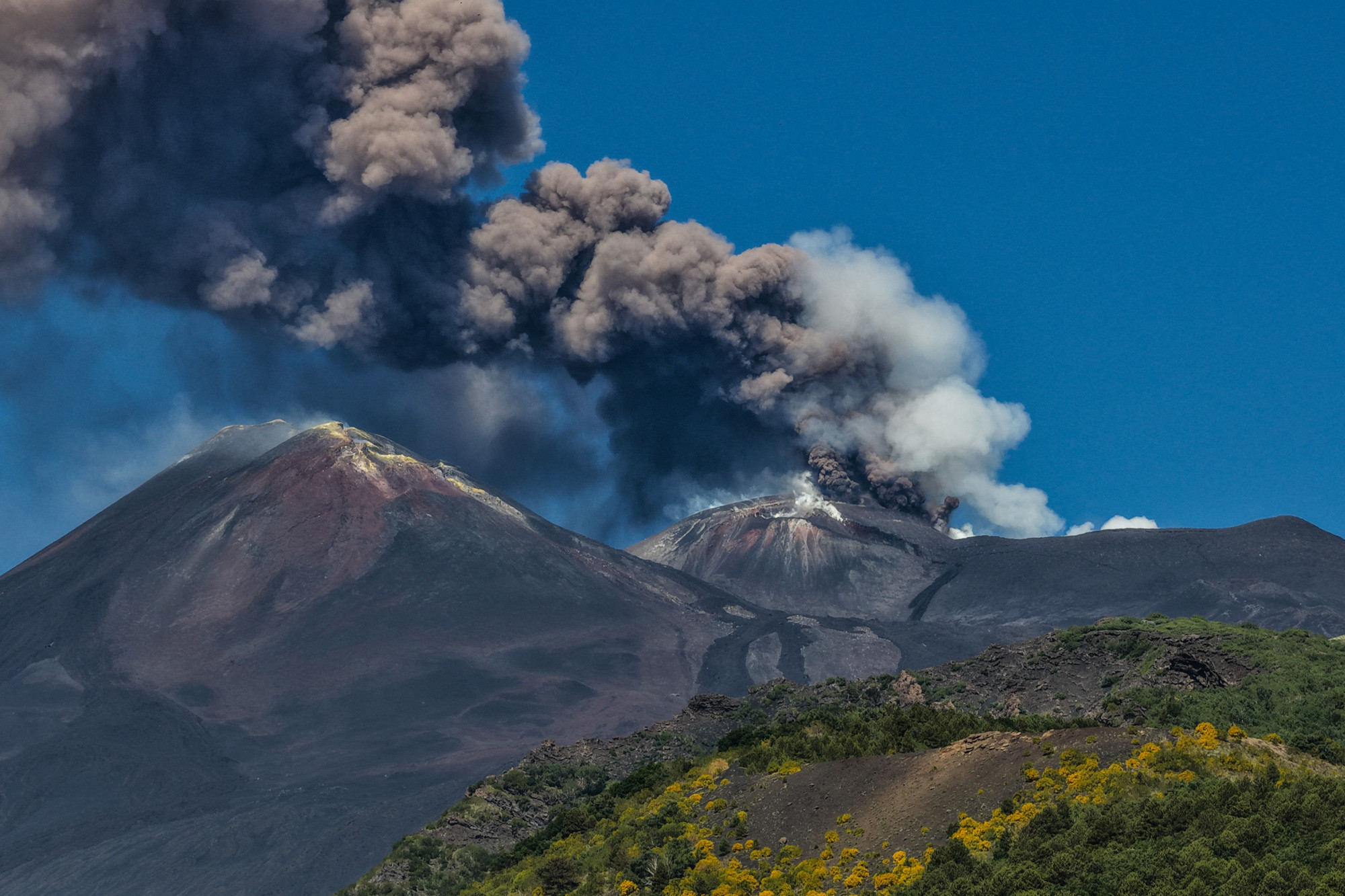 Gyerekek sírnak a reptéren, amiért nem tudnak hazajutni Szicíliából hamut szóró Etna miatt