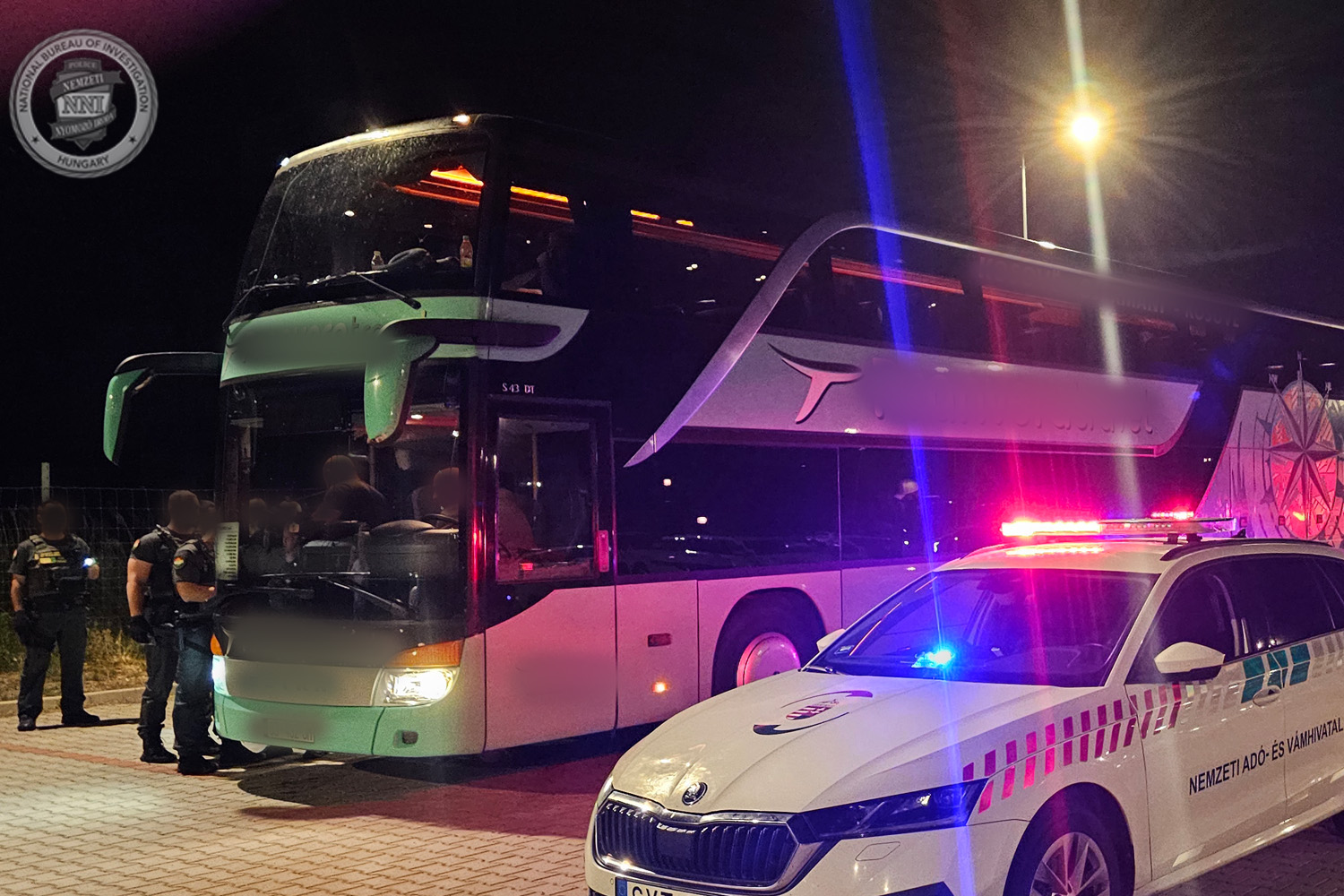 Lőfegyvereket és dohányterméket foglalt le a készenléti rendőrség egy koszovói buszon