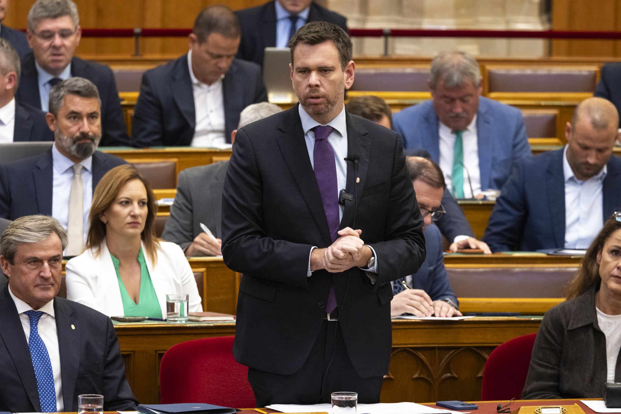 Vitézy Dávid öt pontba szedett fideszes hazugságcunamija, majd ÁVH-zás és hitlerezés vitte a show-t napirend előtt a Parlamentben