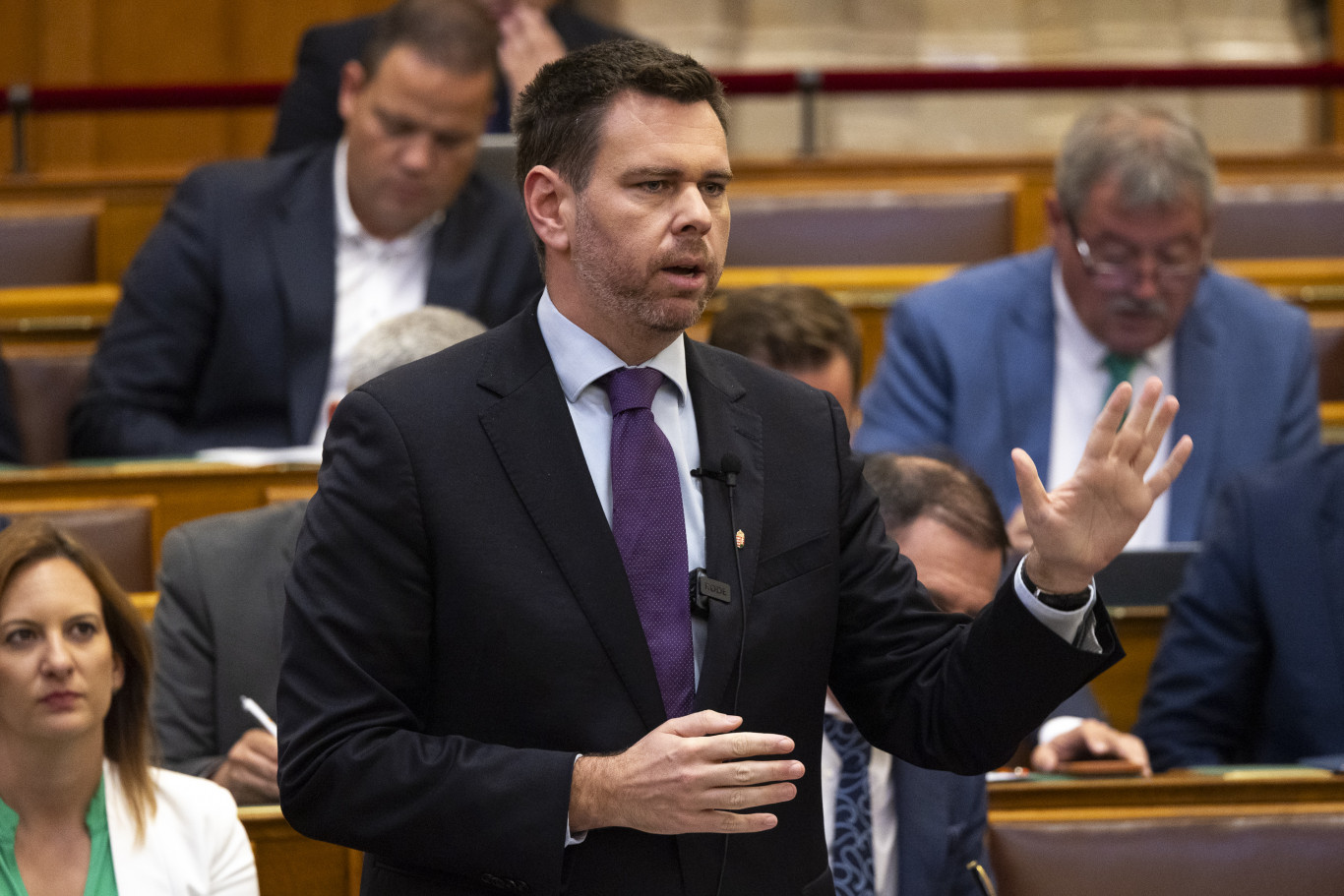 Vitézy Dávid öt pontba szedett fideszes hazugságcunamija, majd ÁVH-zás és hitlerezés vitte a show-t napirend előtt a Parlamentben