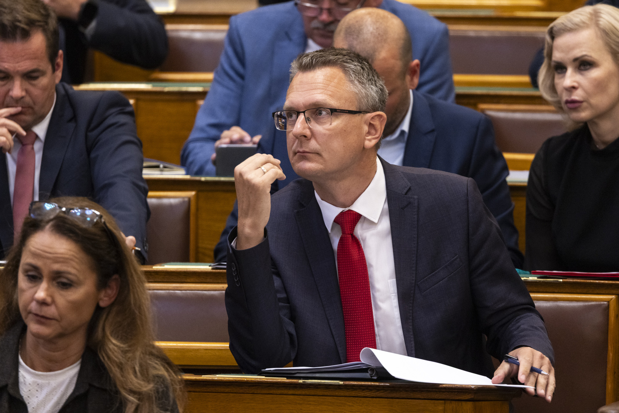 Vitézy Dávid öt pontba szedett fideszes hazugságcunamija, majd ÁVH-zás és hitlerezés vitte a show-t napirend előtt a Parlamentben
