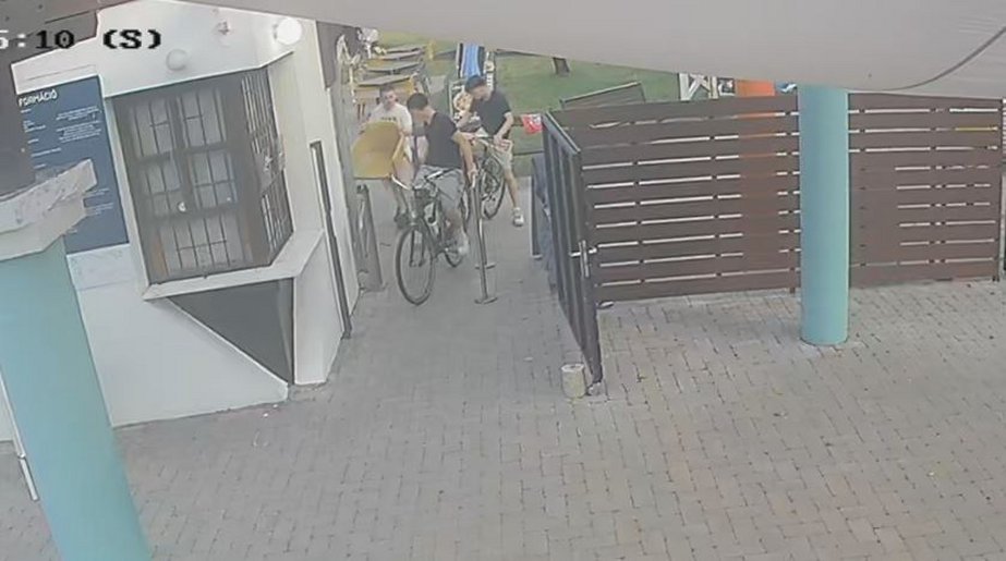 Képkockáról képkockára, ahogy három fiú ellop két széket a balatonszárszói strandról