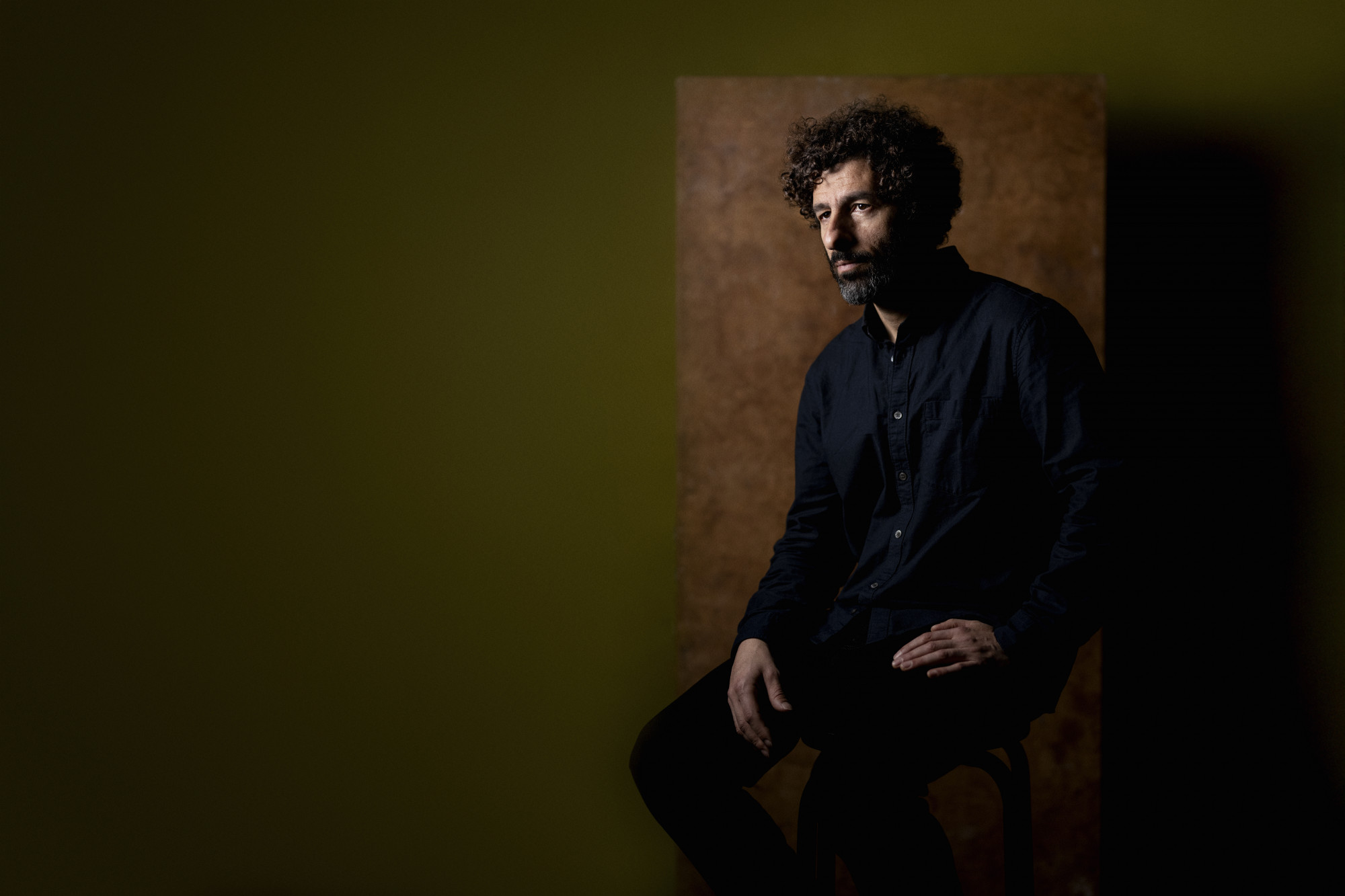 Egy szál gitár és egy különleges hang – José González lép fel a Művészetek Völgyében