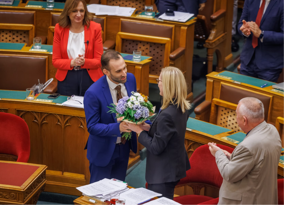 Hajnalig tartott a parlament, csak az Alaptörvényről 10 órát vitáztak