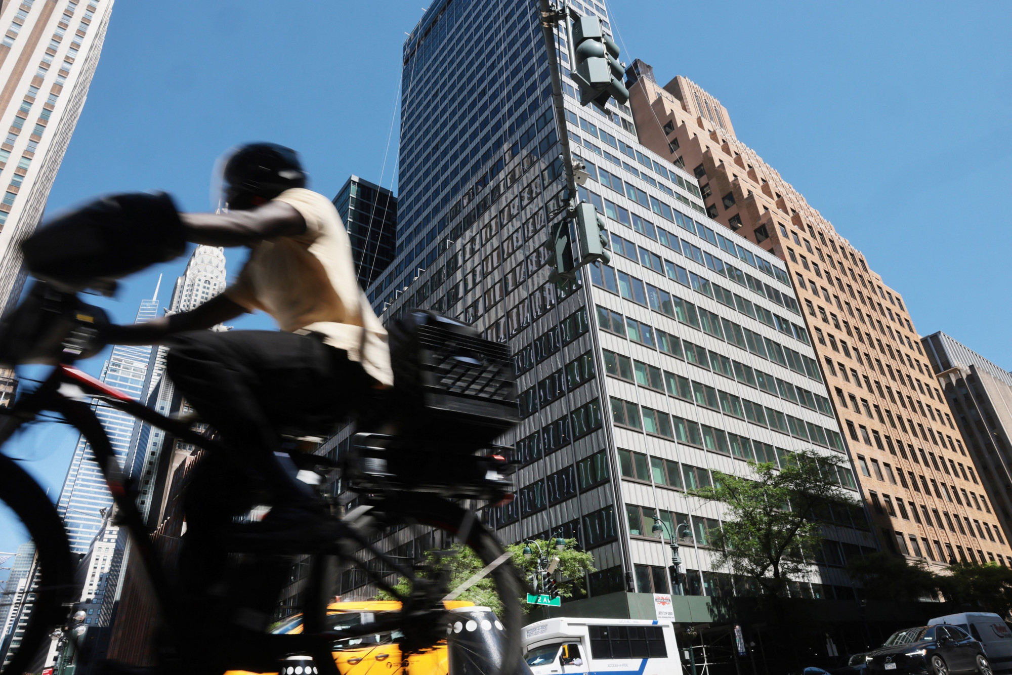 A környező utcákban újraindult az élet, miután sikerült stabilizálni az összeomló, 37 emeletes toronyházat Manhattanben