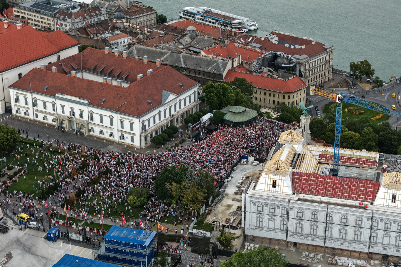 Friss hírek: A Sándor-palota előtti demonstráció a 18 órai kezdés után pár perccel.