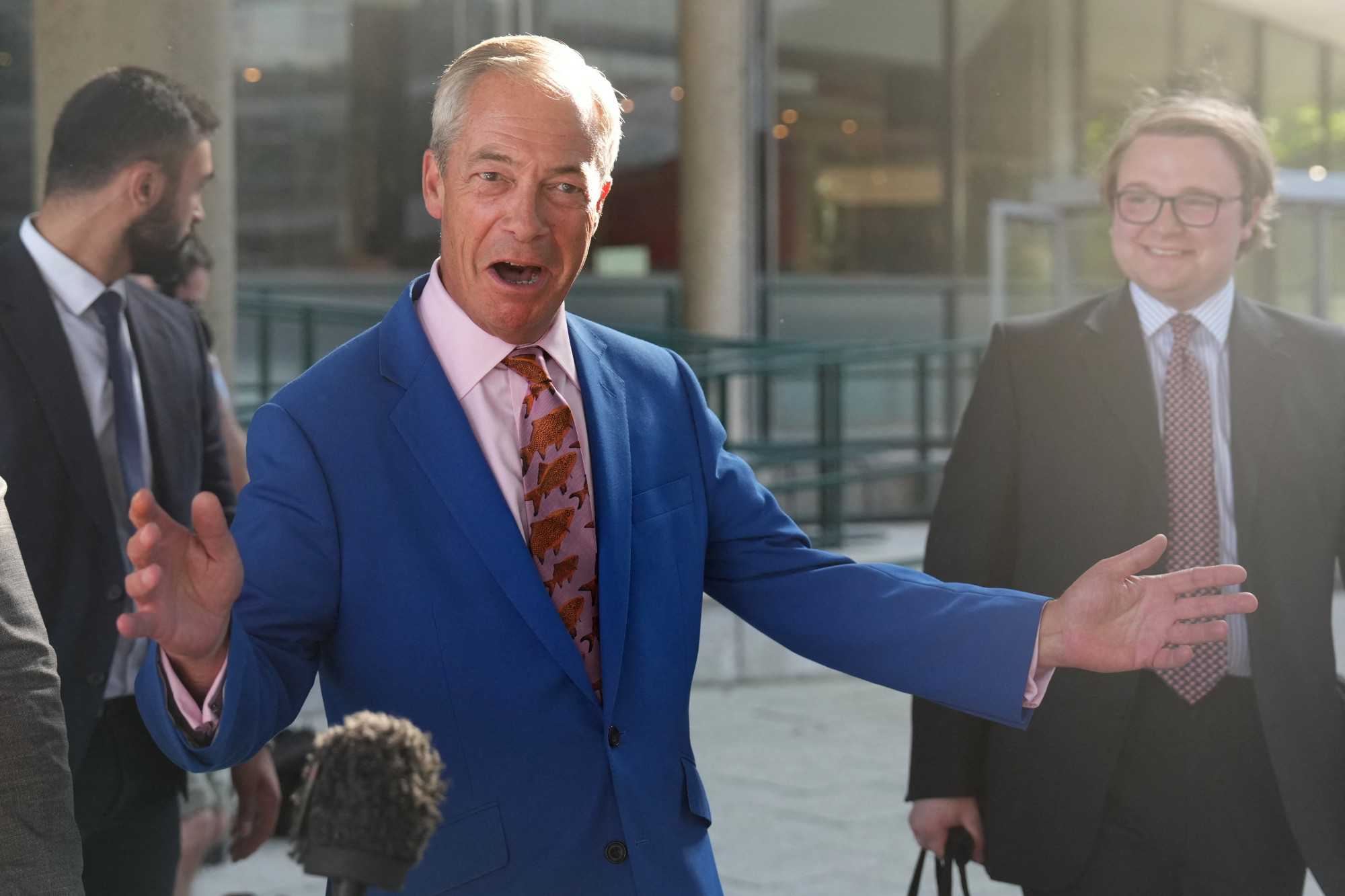 A milliárdos ajándékot elhallgató Farage előremenekülne, de csak egy szemeteskuka-sisakos humoristával küzdhet meg