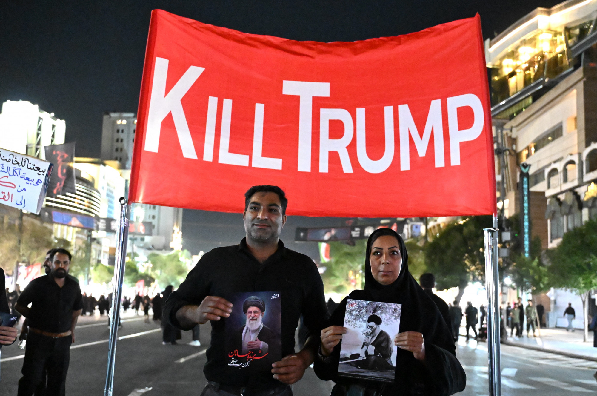 Izrael szerint iráni merénylet készülődik Trump ellen, Teherán közben amerikai katonai célpontokat mért csapást