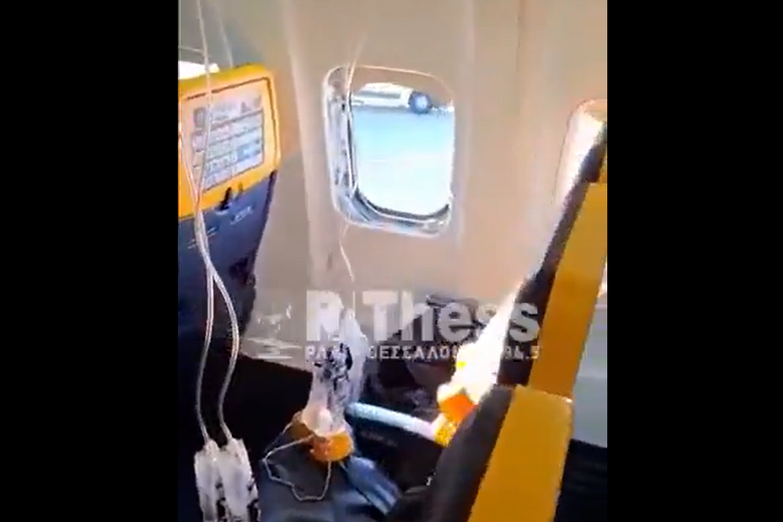 Betört egy Ryanair-gép ablaka, a nyomásváltozás egy utast beszippantott az ablakba, a feje kilógott a gépből