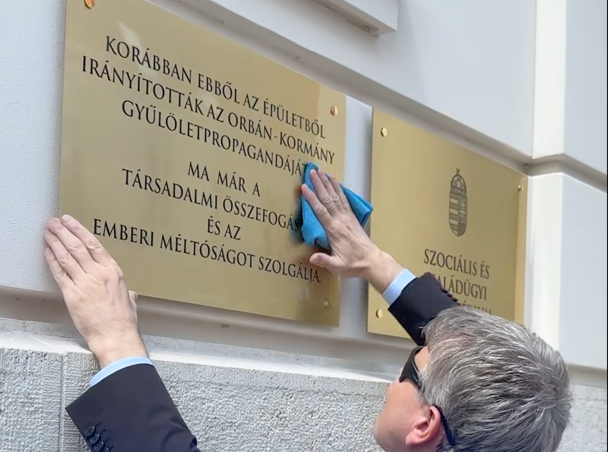 Emléktáblát kapott Rogán Antal munkássága a szociális és családügyi minisztertől