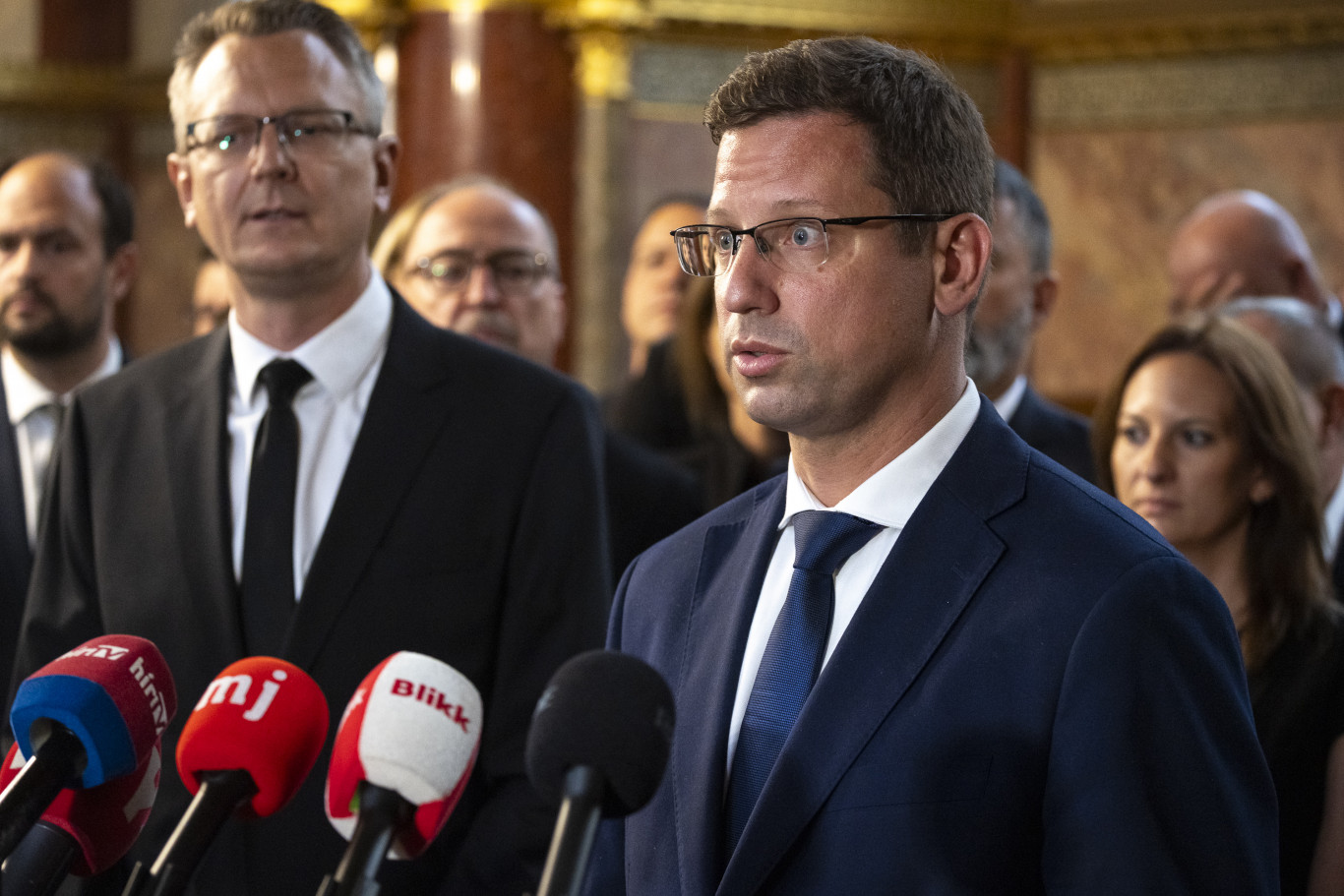 „Ebből nem következik, hogy a párt rossz állapotban lenne” – Gulyás Gergely a lemondásáról, és arról, hogy Orbán a Fidesz fekete hétfőfén elrepült a foci-vb-re