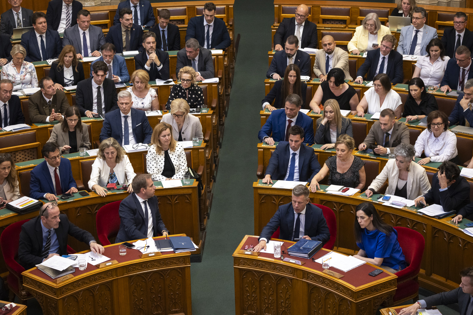 Elfogadta a parlament a 100 ezres iskolakezdési támogatásról szóló javaslatot, megszületett az új közmédia alapja is