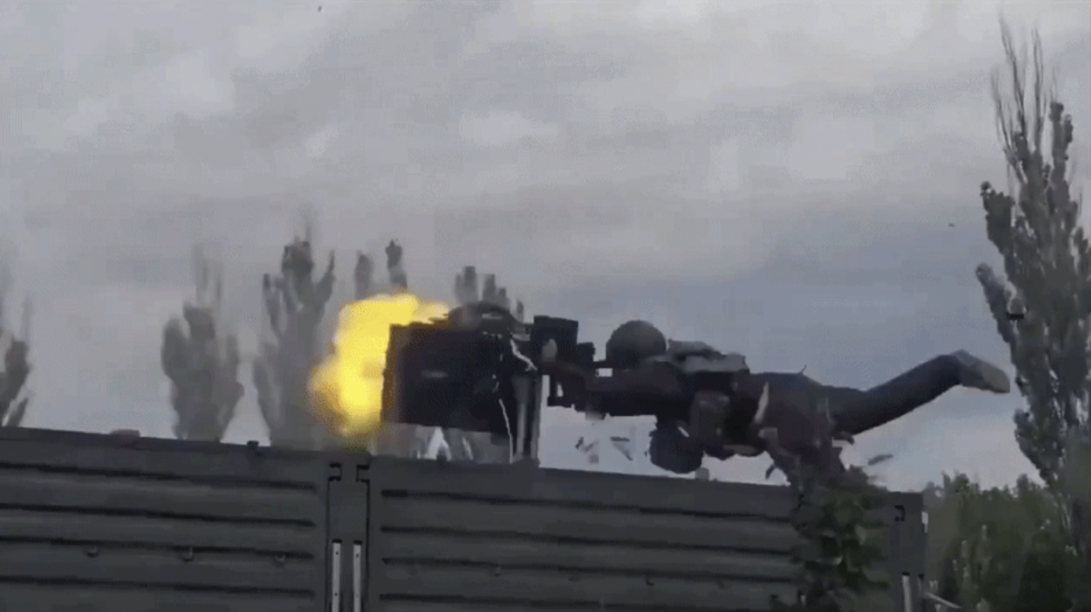 Vírusként terjed egy videó, amin egy orosz katona elveszíti az uralmát egy helikopterre tervezett géppuska felett