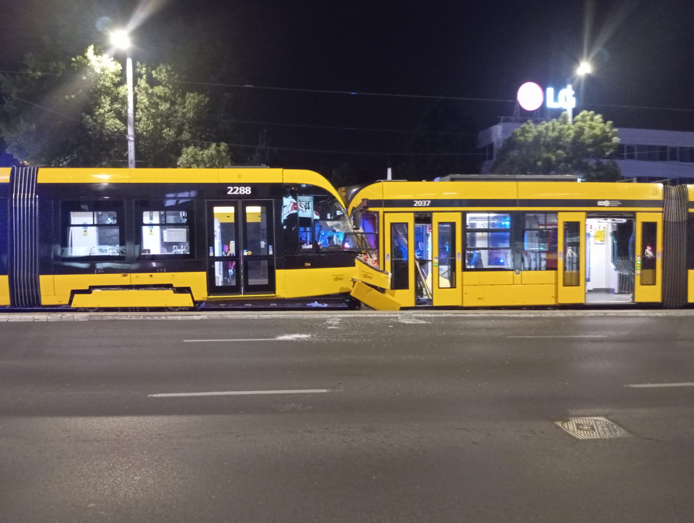 Összeütközött két villamos az éjjel Budapesten