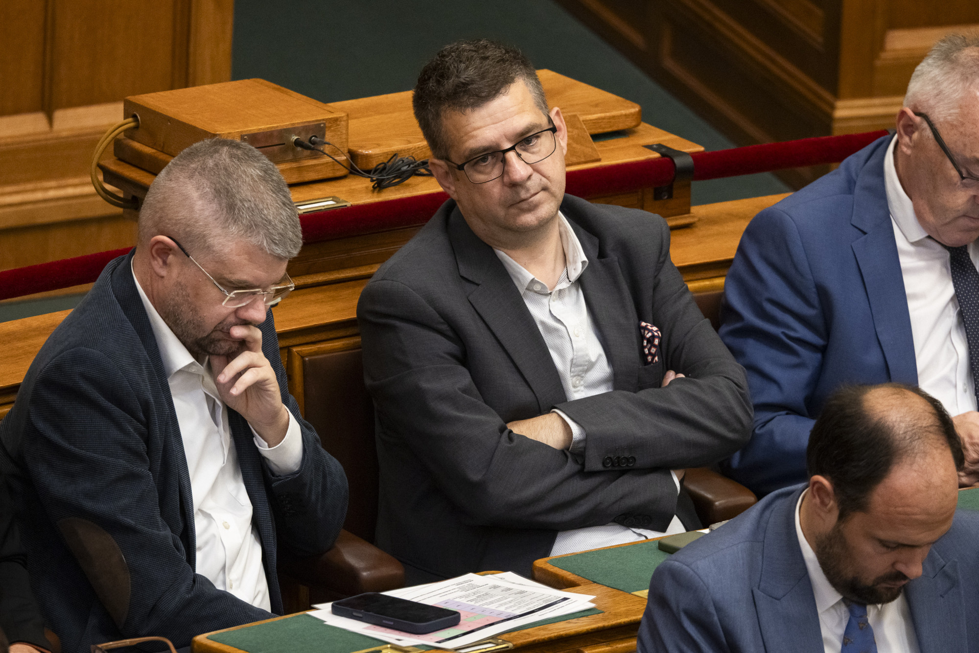 Két milliárdos korrupciós ügy meg a miniszterelnök 2024-es telefonos incidense – három képviselő mentelmi jogáról szavaz a parlament