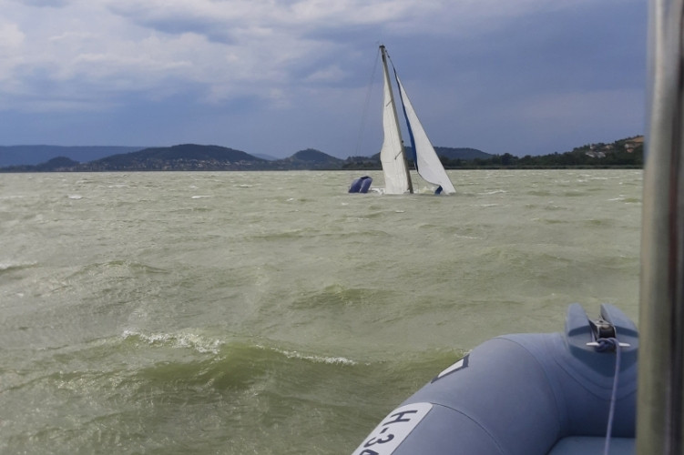 Haragos Balaton – 4 kilométerre sodorta el a szél a parttól a matracos férfit, amikor végre sikerült kimenteni