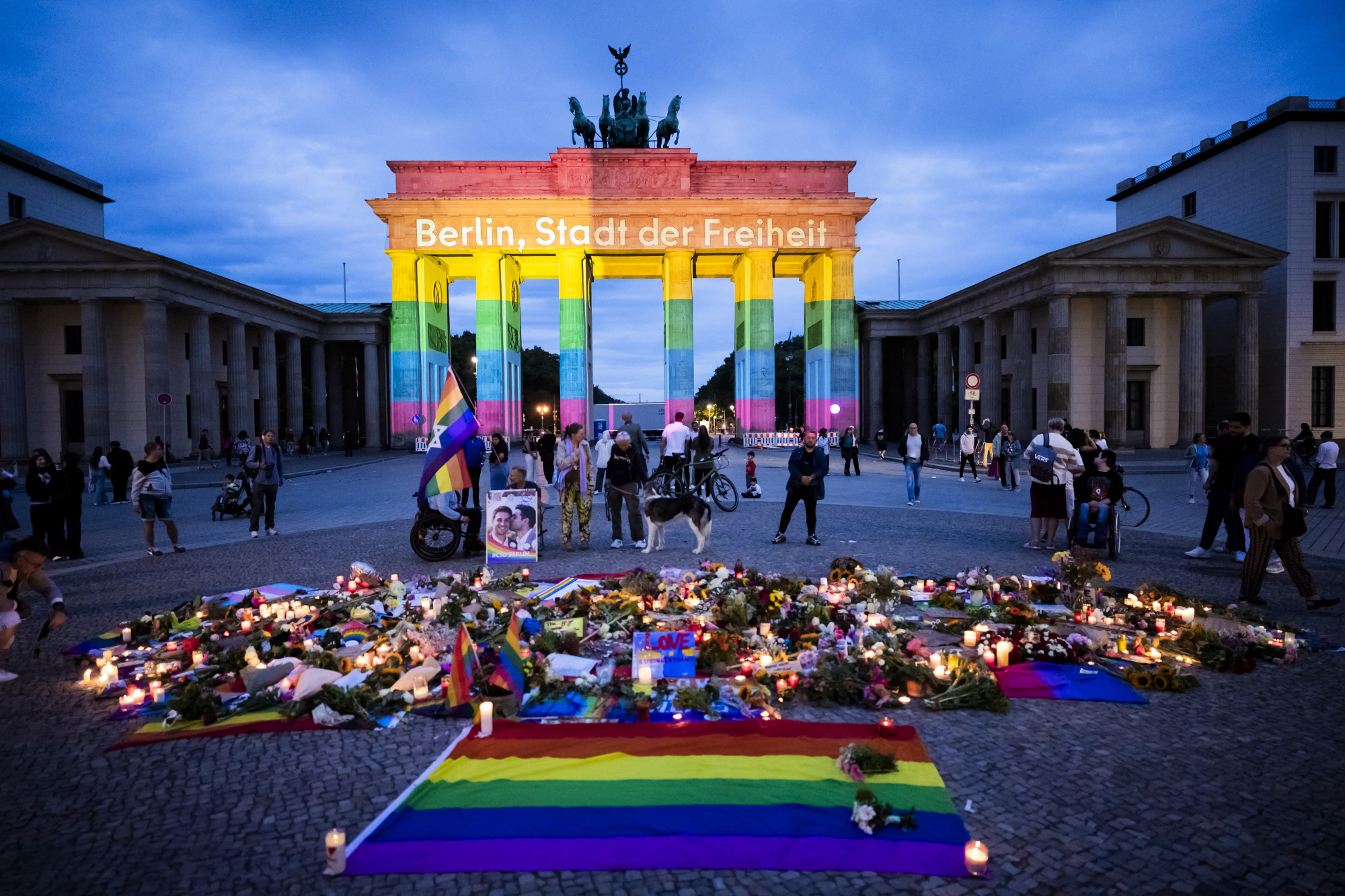 Szivárványszínben a Brandenburgi-kapu a berlini terrortámadás után