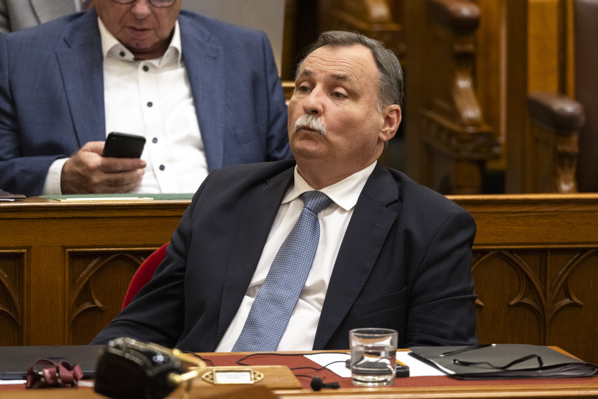 „Ez most mire volt jó, kedves Takács Péter?” – Gajdos László videóban mondta el, hogy a fideszesek vádjaival ellentétben nem ment szabadságra a vízügyért felelős államtitkára