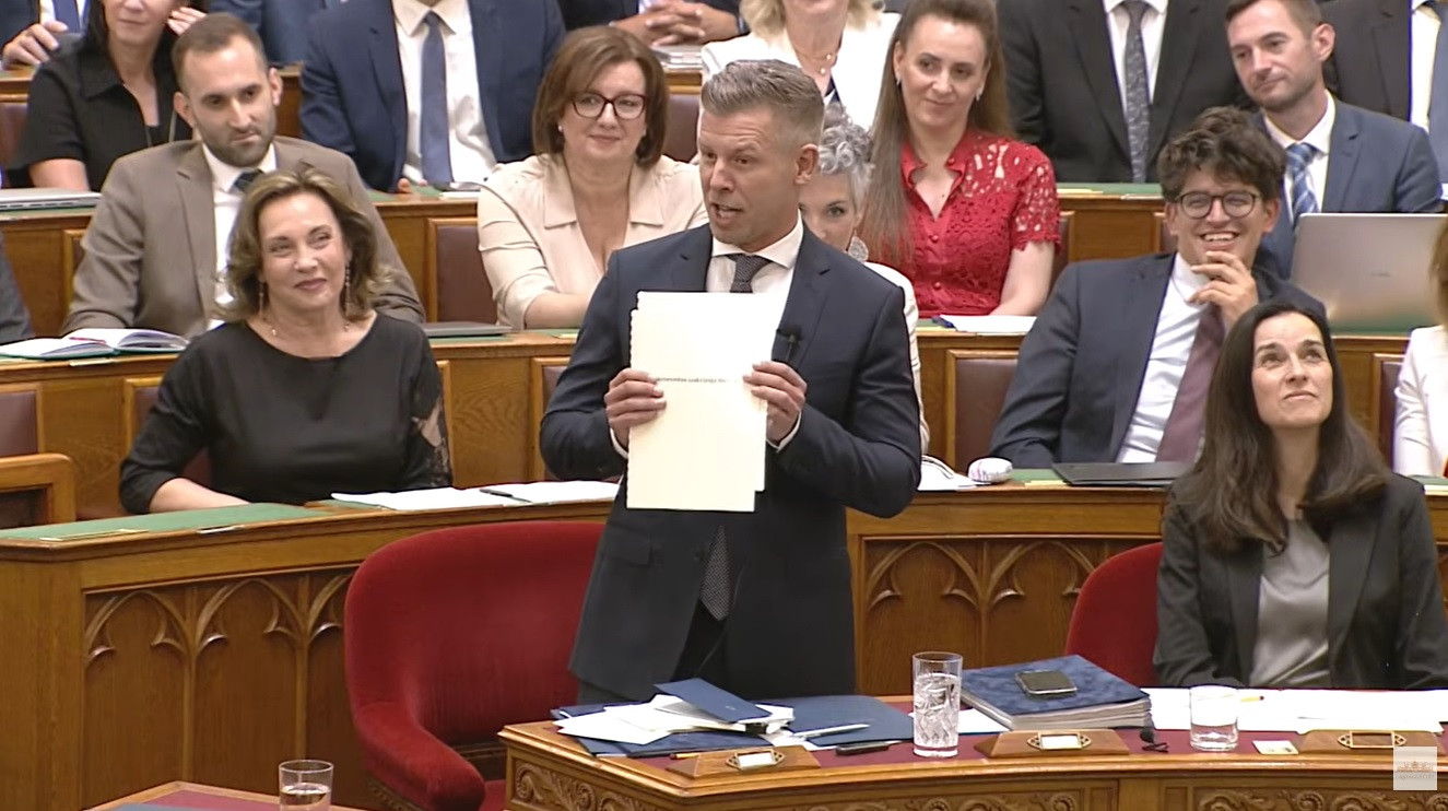 Lopással vádolta meg Magyar Pétert a volt megafonos Szűcs Gábor, a miniszterelnök szerint ő a Takács Péternek adott ajándékát vette vissza