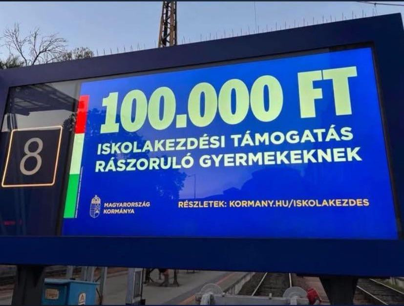 Magyar Péter hajnali egykor a Redditen védte be az új kormányzati kék plakátokat
