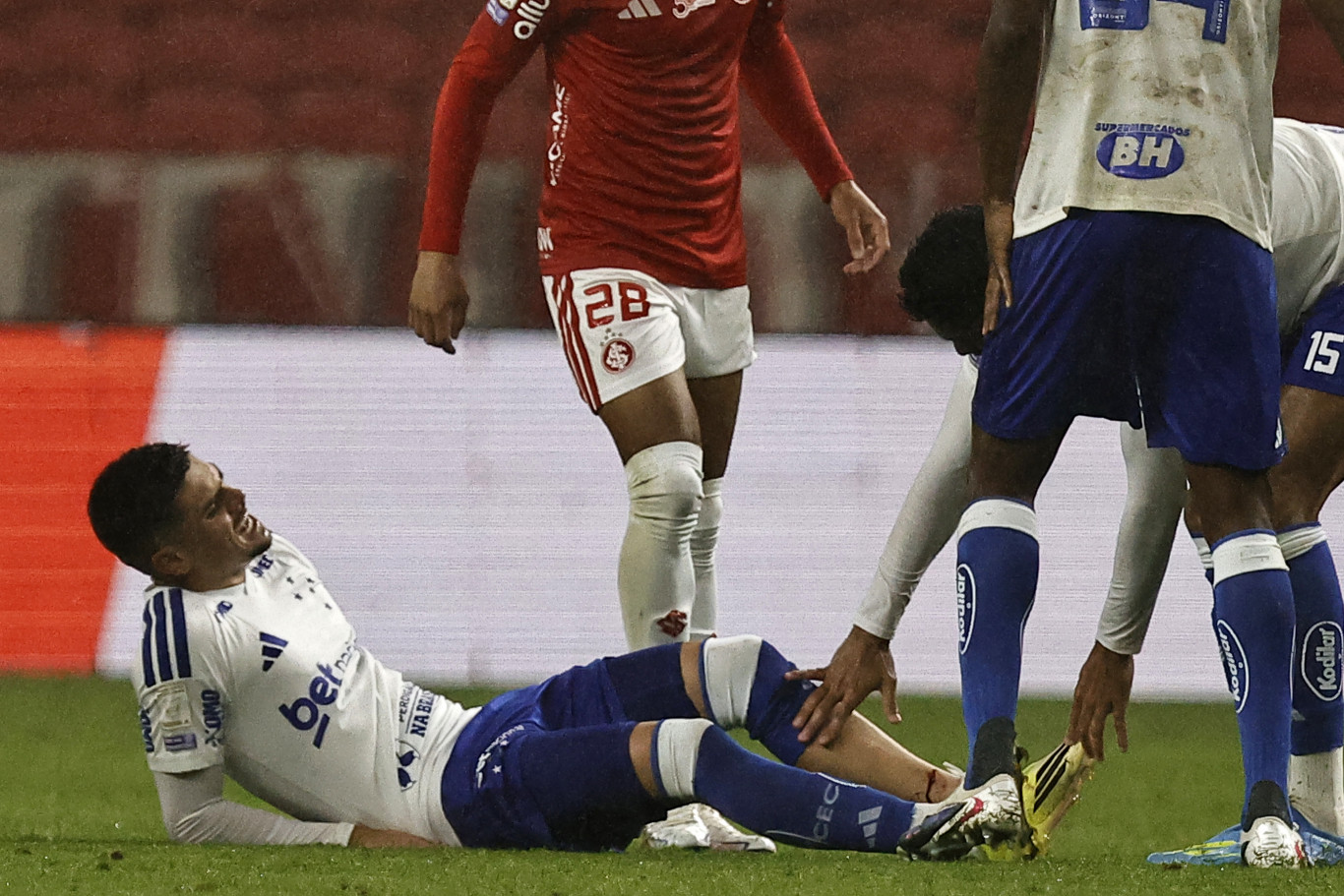 Szokatlan büntetés a sérülést okozó brazil focistának: eltiltás a sérült gyógyulásáig Szokatlan büntetés a sérülést okozó brazil focistának: eltiltás a sérült gyógyulásáig
