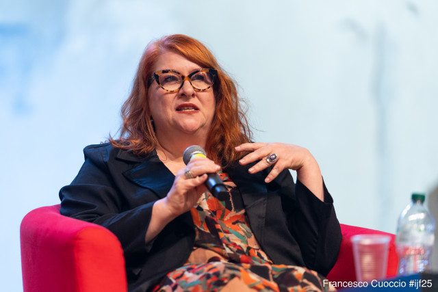 Julie Posetti a Nemzetközi Újságíró Fesztiválon (International Journalism Festival) Perugiában, 2025-ben.