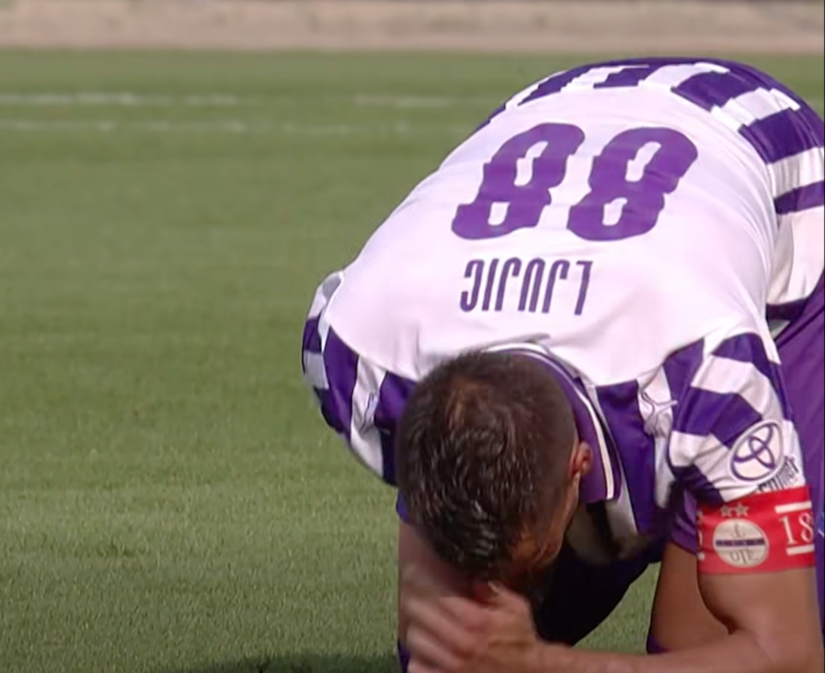 Rosszul lett a hőségtől az Újpest csapatkapitánya a Debrecen elleni meccsen