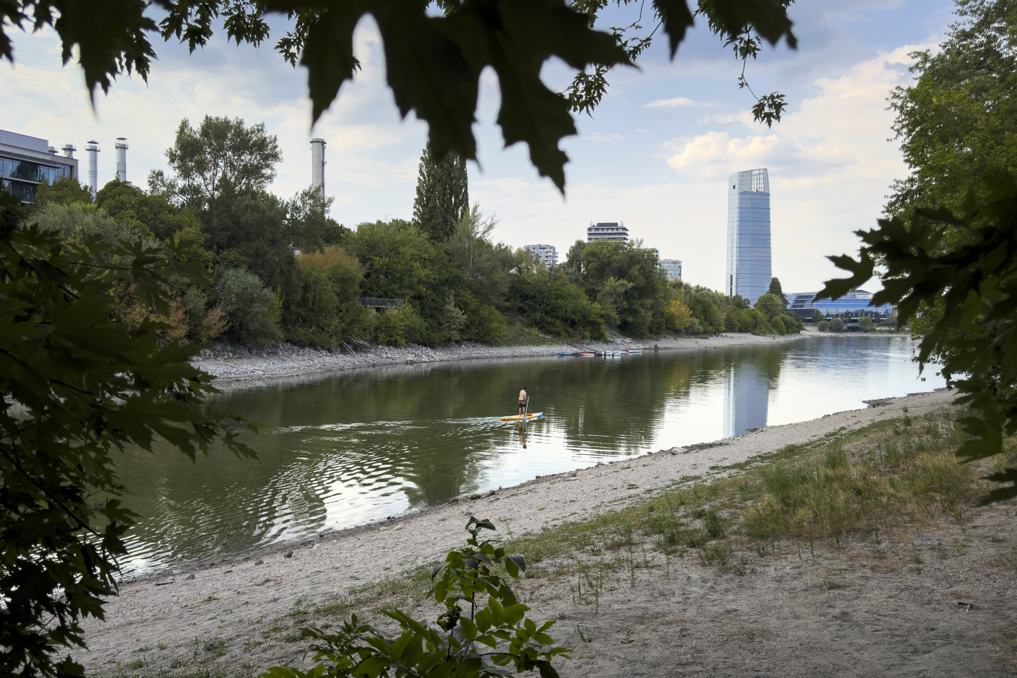 GTA Újbuda: a Dunába ugrott a rendőrök elől menekülő sofőr, majd kimászott a partra, mert nem tudott úszni