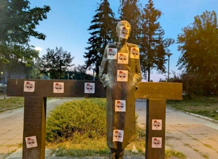 „Szerbia” feliratú matricákkal ragasztották tele Radnóti Miklós szobrát Borban