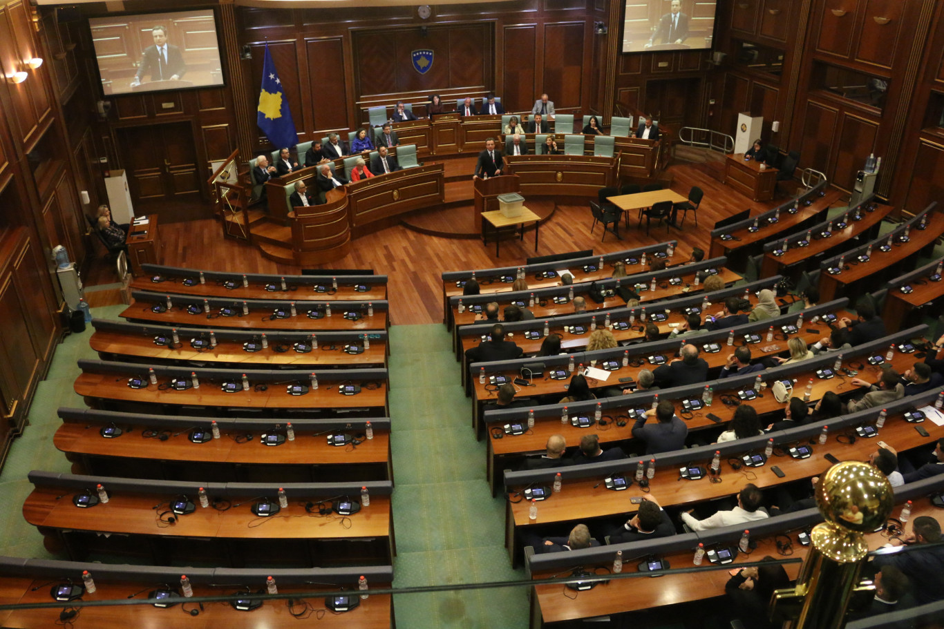Tojással dobálták meg Albin Kurtit a koszovói parlament alakuló ülésén