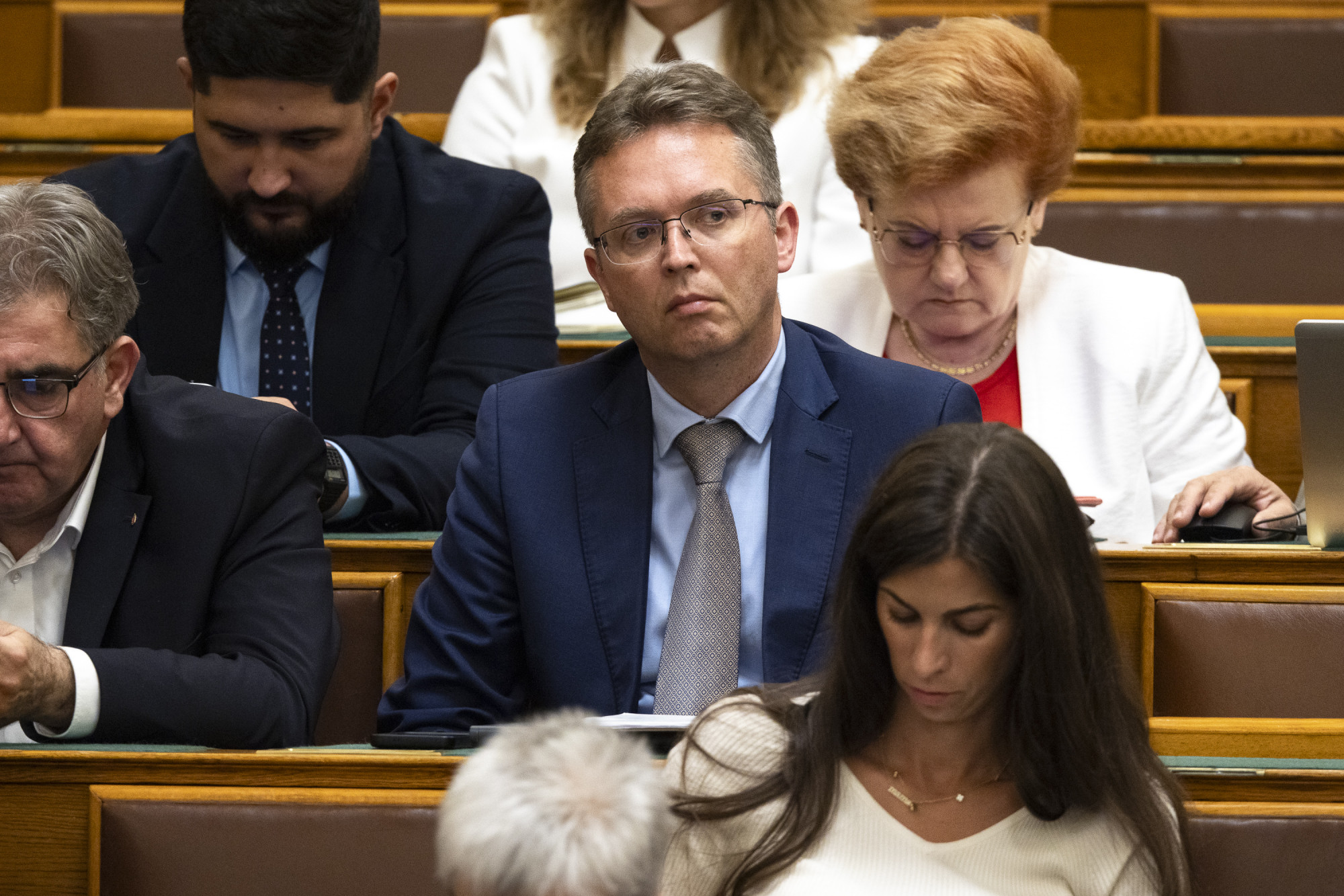 Két milliárdos korrupciós ügy meg a miniszterelnök 2024-es telefonos incidense – három képviselő mentelmi jogáról szavaz a parlament