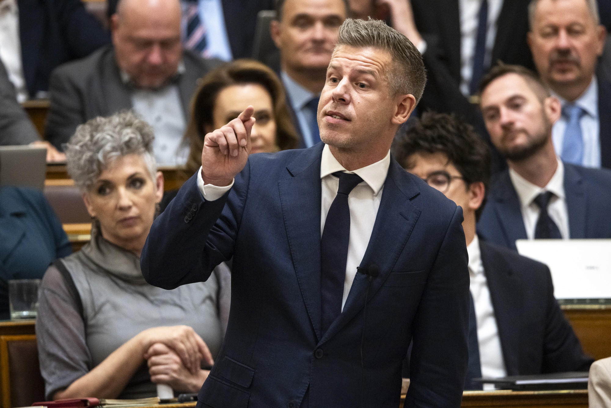 A legnagyobb rémhírkeltő és a majdnem leszakadt plafon – felpörgött a parlamenti ülés