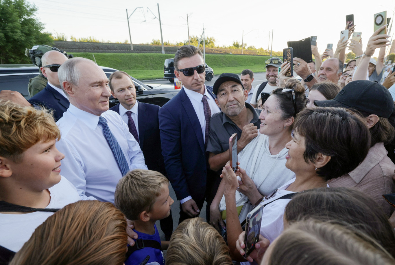 Putyin „spontán” találkozója a gyerekekkel: Várakozás és üzemanyaghiány Novoszibirszkben Putyin „spontán” találkozója a gyerekekkel: Várakozás és üzemanyaghiány Novoszibirszkben